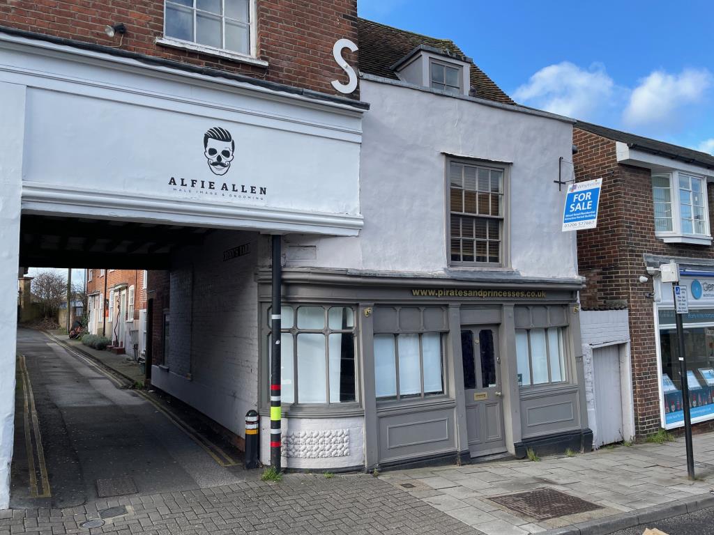 Lot: 50 - VACANT CITY CENTRE COMMERCIAL PREMISES WITH FORMER RESIDENTIAL USE ABOVE - Roadside view of City Centre Shop with upper parts